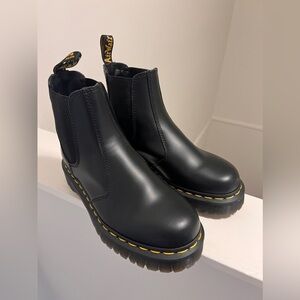 BNWOT - Dr Marten Chelsea boots